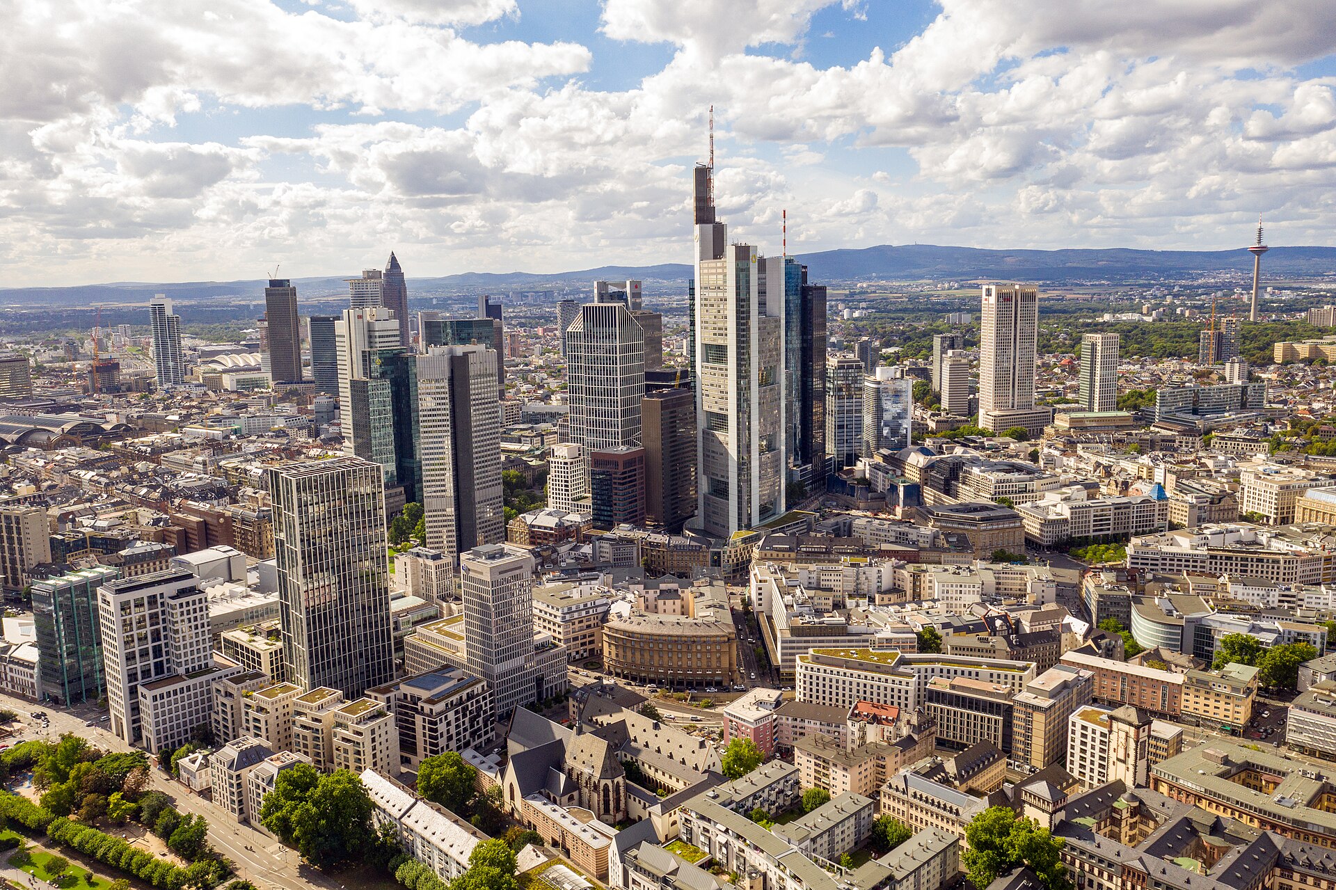 Frankfurt (FRA) — สนามบินนานาชาติ, photo via Wikimedia Commons (media-list scan)