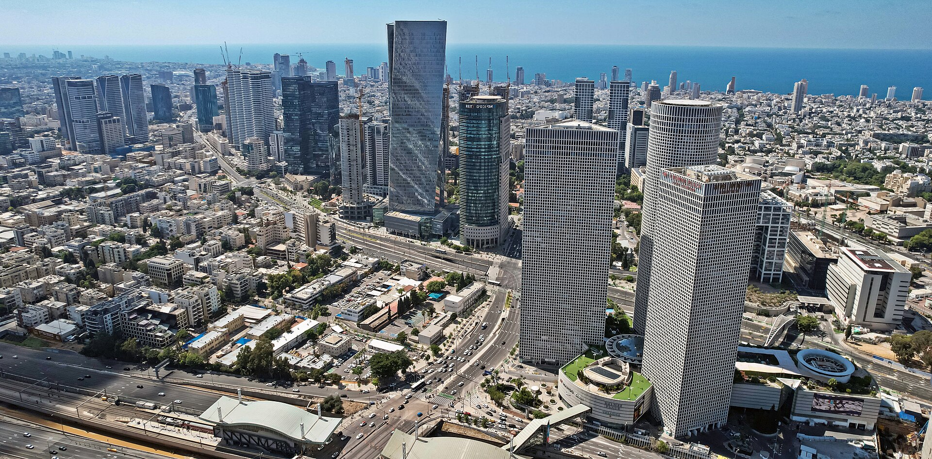 Tel Aviv (TLV) — สนามบินนานาชาติ, photo via Wikimedia Commons (media-list scan)